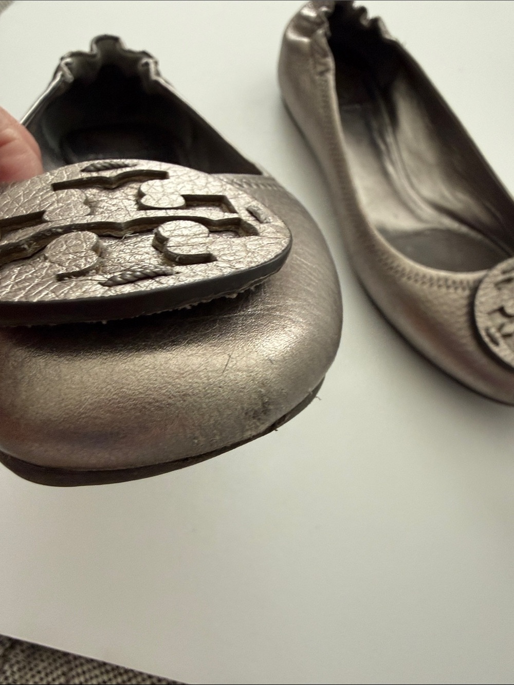 Tory Burch Metallic Pewter Logo Leather Ballet Flats-size 8.5 - Picture 6 of 6